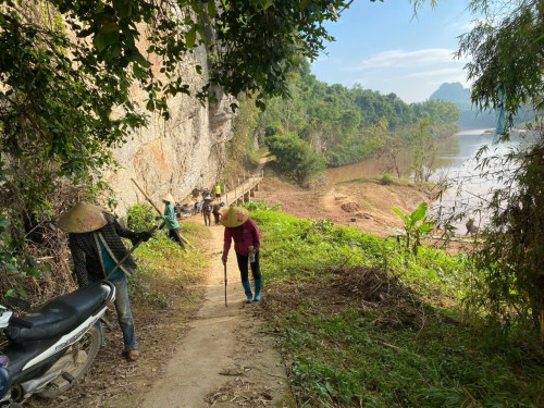 Phụ nữ chung tay vệ sinh đường làng ngõ xóm, tạo môi trường, cảnh quan xanh, sạch, đẹp