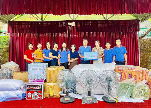 Điện Biên: Nhóm Thiện nguyện Thiện ước trao những món quà ý nghĩa tại Trường Mầm non Sá Tổng