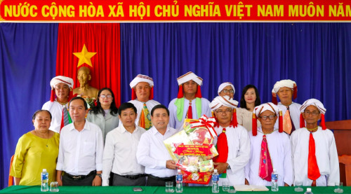 Ông Lâm Đông, Phó Bí thư Tỉnh ủy, Chủ tịch HĐND tỉnh Khánh Hòa chúc Tết, tặng quà cho Hội đồng Sư cả Hồi giáo Bàni tỉnh Khánh Hòa. (Ảnh: H.L)