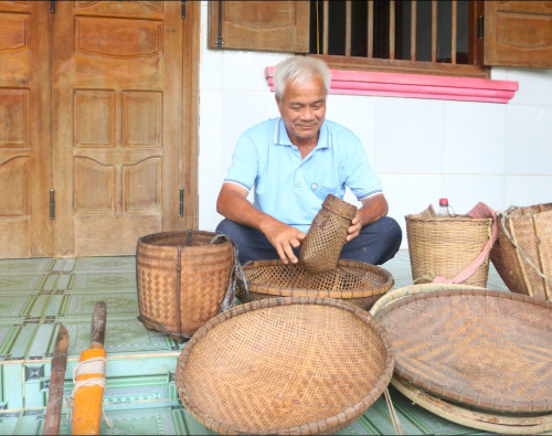 Xa quê nhưng suốt mấy chục năm qua, ông Đinh Công Ngữ vẫn giữ nghề đan lát truyền thống của người Mường như một cách giữ hồn quê. (Ảnh: TL)