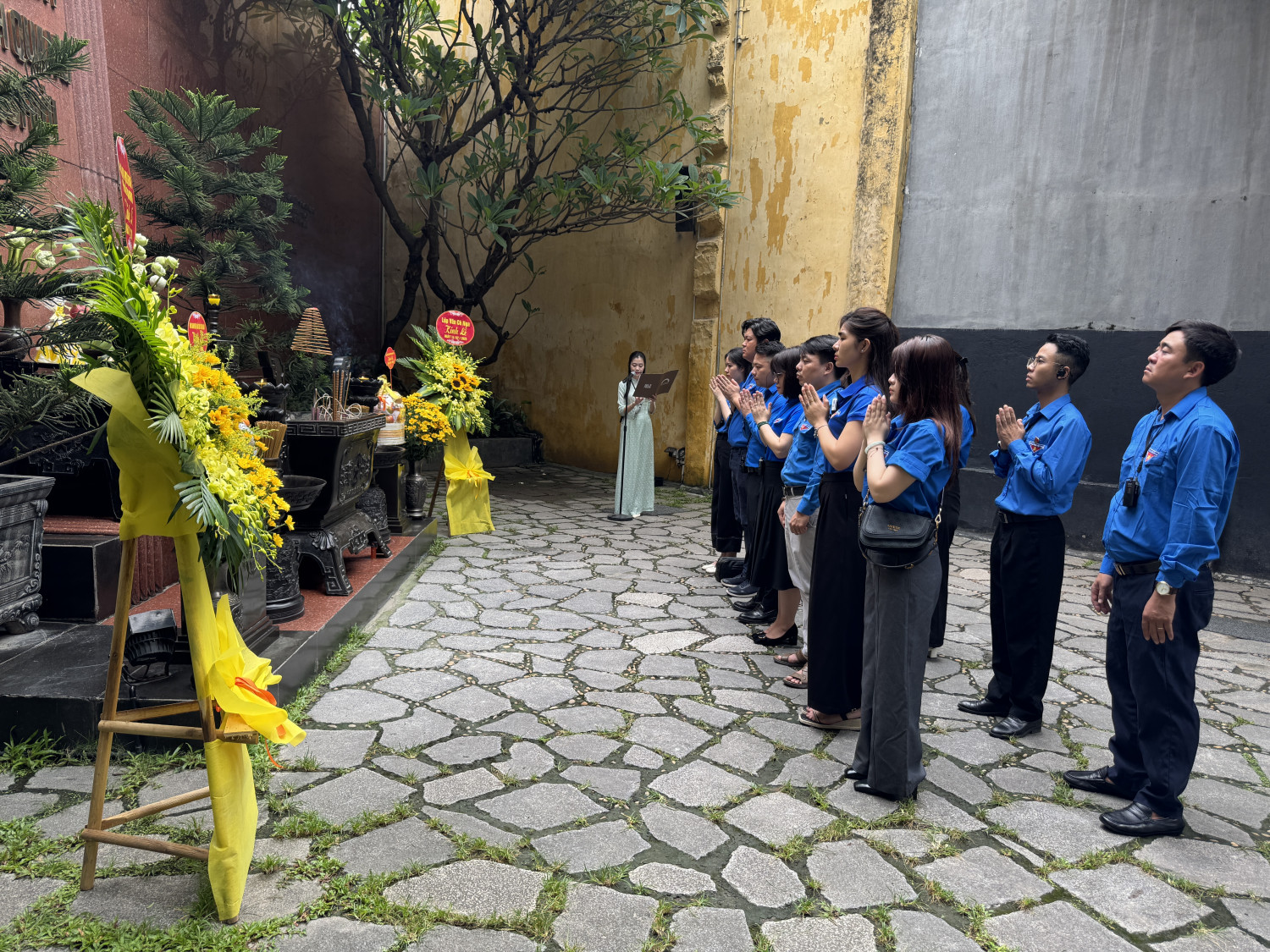 Đoàn Thanh niên Bộ Dân tộc và Tôn giáo thành kính đặt hoa và dâng hương trước đài tưởng niệm các anh hùng liệt sĩ Hỏa Lò