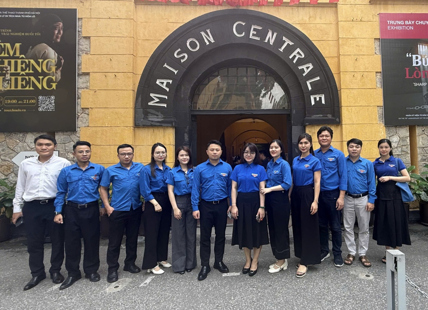 Đoàn chụp ảnh lưu niệm trước Di tích lịch sử Nhà tù Hỏa Lò