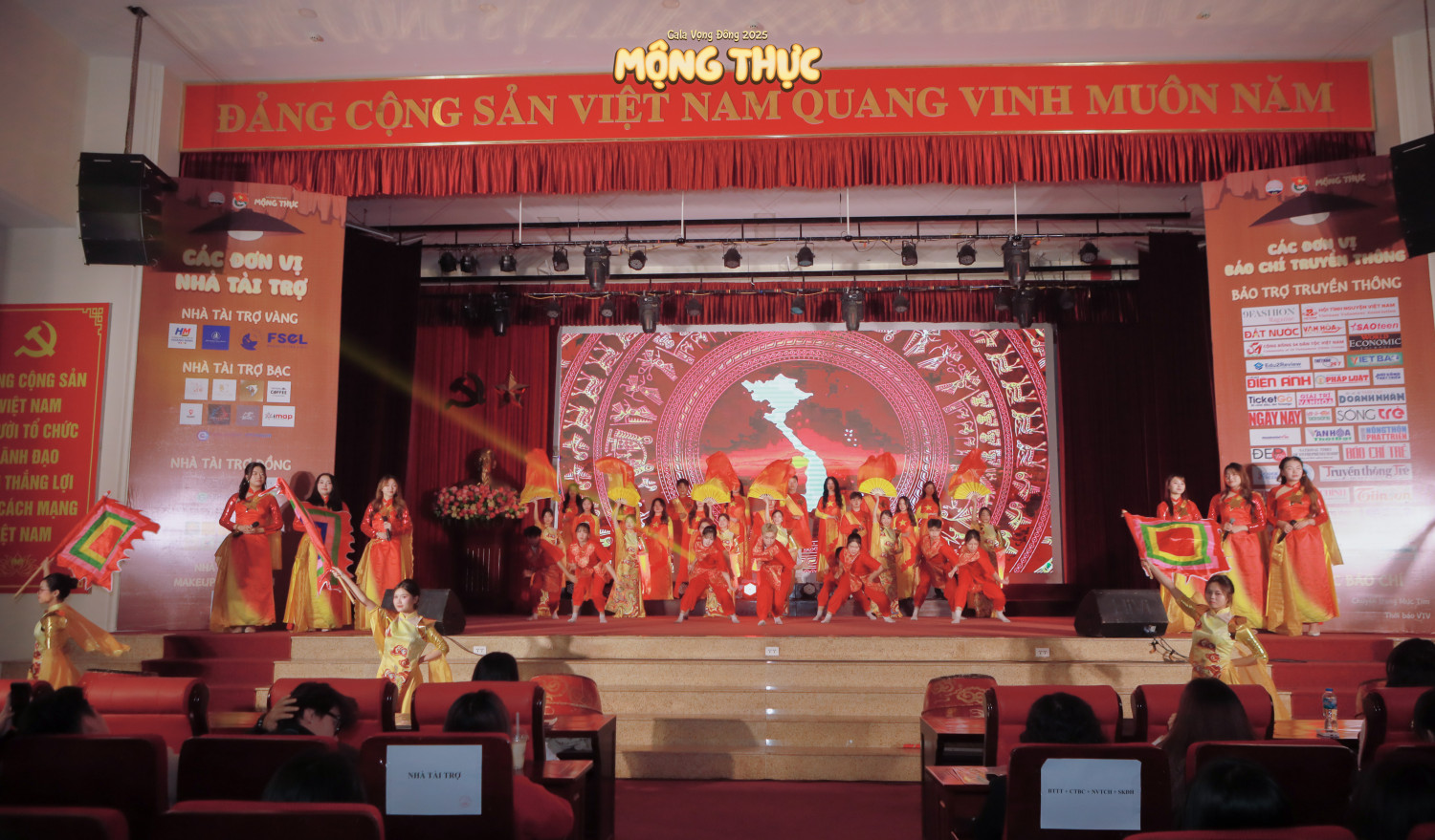 Những phần trình diễn đặc sắc chiếm trọn trái tim khán giả có mặt trong Hội trường lớn.