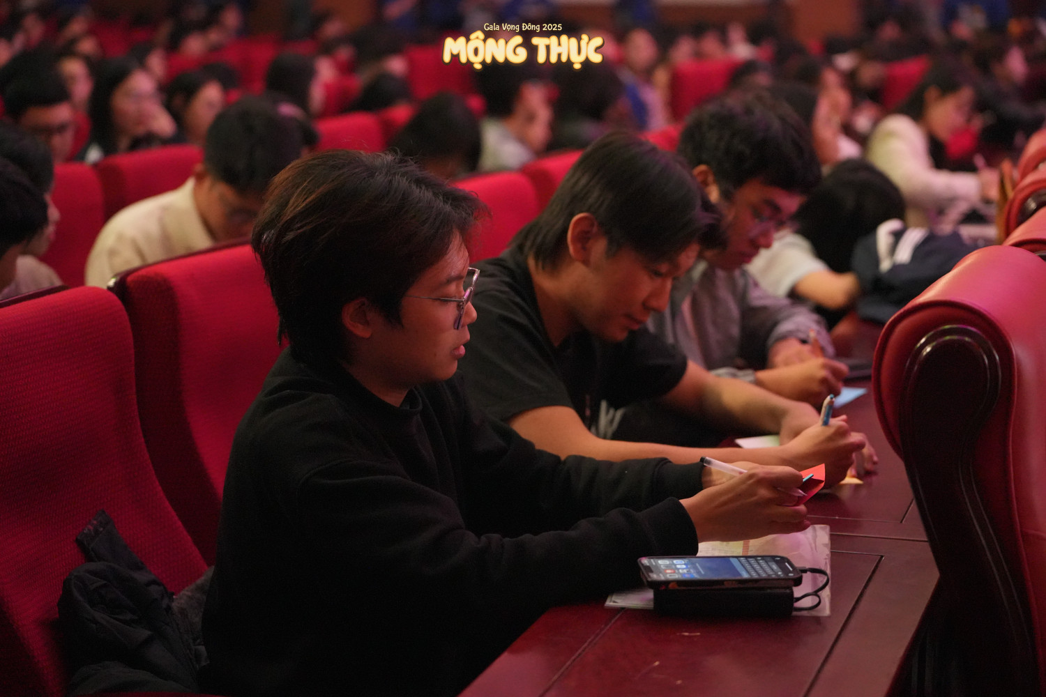 Những lá thư yêu thương được viết và gửi tới các em nhỏ tại điểm tình nguyện Sơn La bởi khán giả của Đêm Gala