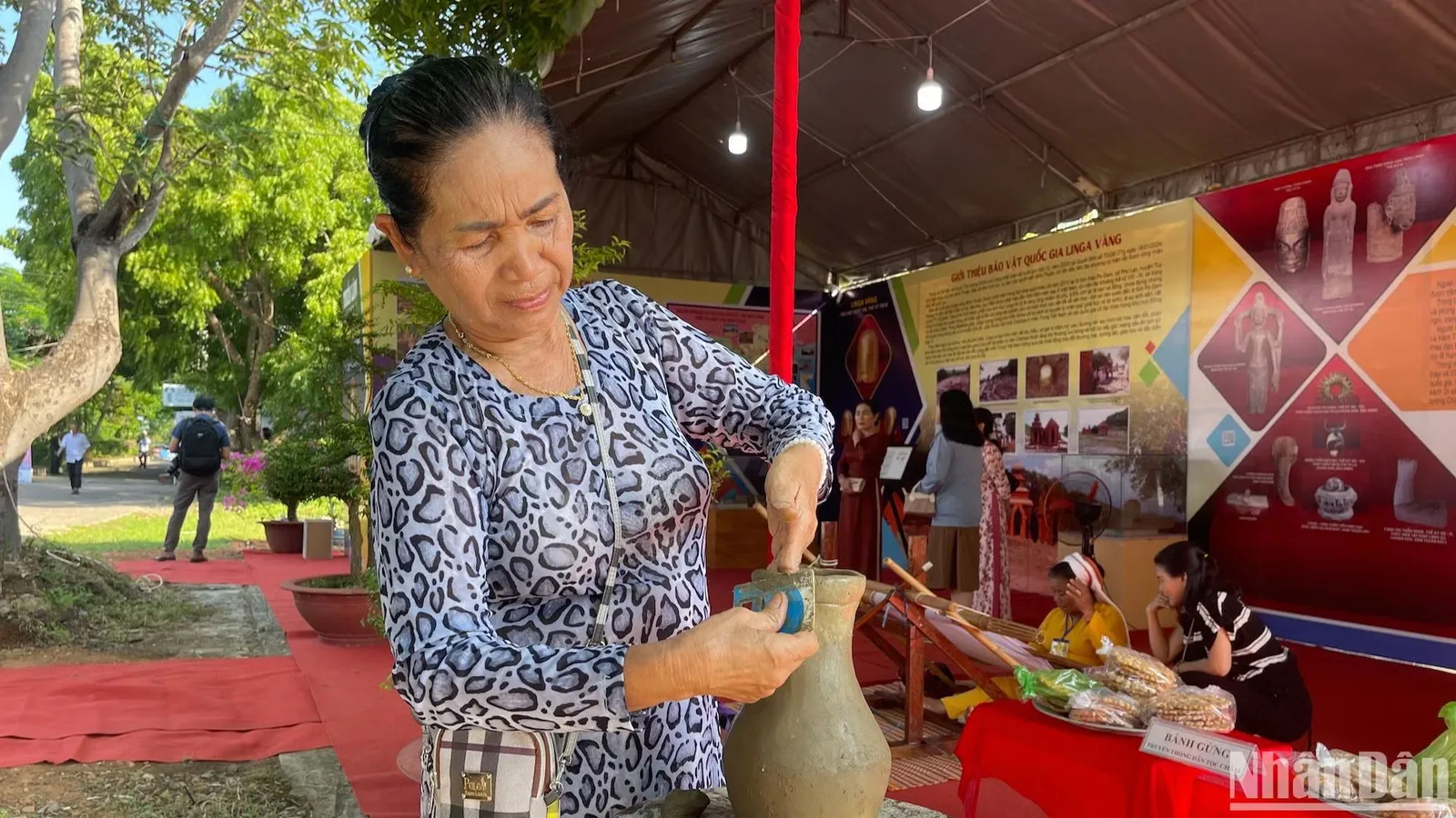 Nghệ nhân Chăm lớn tuổi làm gốm thủ công