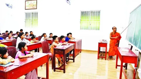 Đại đức Danh Dô dạy chữ Khmer cho học sinh tại chùa Cà Nhung