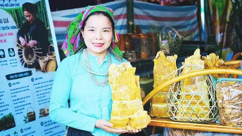 Chị Nguyễn Thị Dím bên gian hàng măng khô tại hội chợ