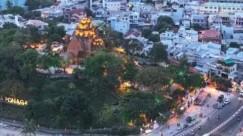 Tháp Bà Pô Nagar lung linh ánh đèn ở Nha Trang