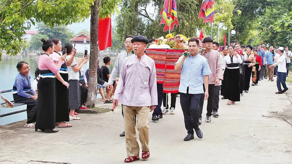 Phần rước lễ đến các đền trước các hoạt động Tết Xíp xí của người Thái trắng