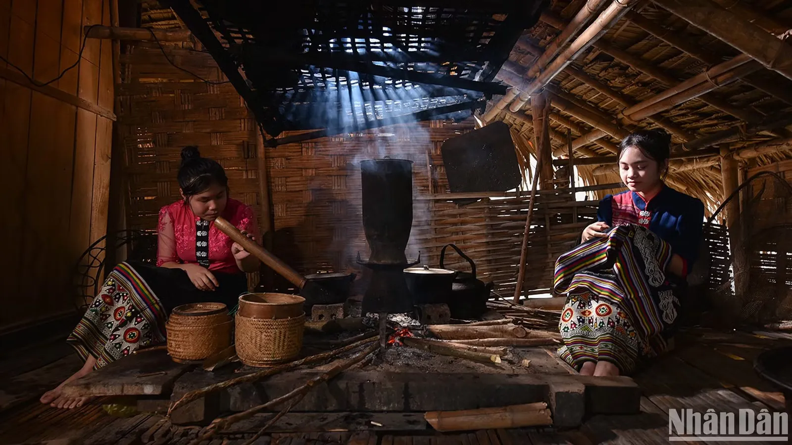 Phụ nữ Thái ở bản Hoa Tiến dệt thổ cẩm truyền thống