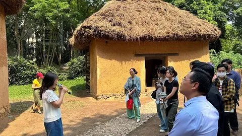 Du khách trước ngôi nhà trình tường của người Hà Nhì