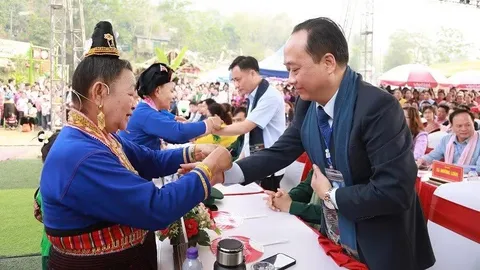 Người Lào xã Na Sang buộc chỉ cổ tay cầu may cho du khách dịp Tết té nước