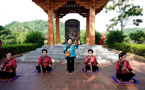 Nghệ nhân biểu diễn hát then, đàn tính tại lễ hội