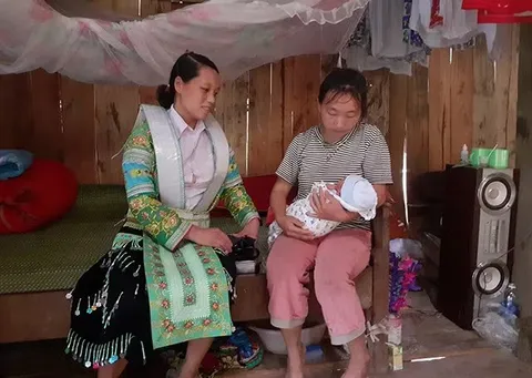 Cô đỡ thôn bản Chu Thị Vân cùng phụ nữ, trẻ em ở xóm Cốc Phia