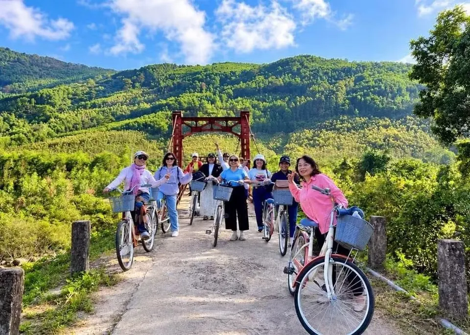 Du khách tham quan làng Vĩnh An
