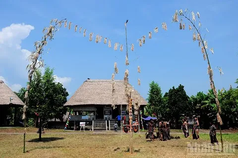 Cây nêu bên mái nhà Gươi của người Cơ Tu